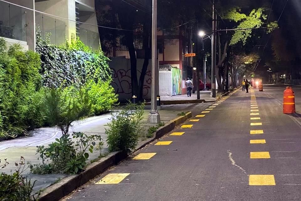 Trabajadores de la Alcaldía Azcapotzalco laboran para habilitar una ciclovía en el Eje 3 Avenida Camarones.