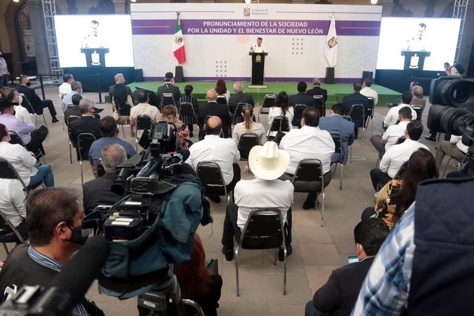 En el patio central de Palacio de Gobierno, encabezados por Jaime Rodríguez, los dirigentes empresariales, políticos y Alcaldes rechazaron el trato de la Federación.