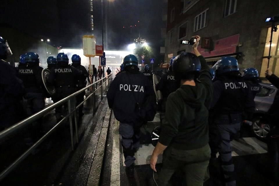 En Milán, algunos manifestantes lanzaron piedras, petardos y bengalas contra policías y contra la sede de la región de Lombardía; fueron detenidos 28 personas.