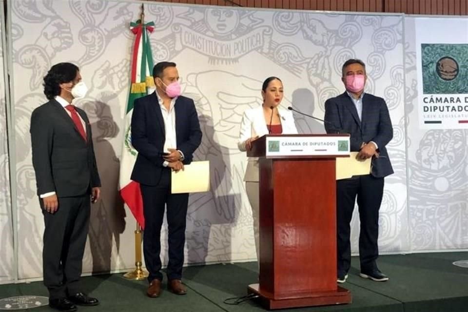 La iniciativa fue presentada por los presidentes de las comisiones de Seguridad Pública y de Comunicaciones y Transportes.