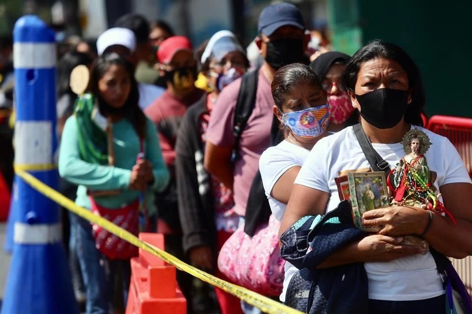 Cerca de 500 personas acudieron, con figuras de San Judas Tadeo, a la iglesia de San Hipólito, sin seguir las medidas de seguridad.