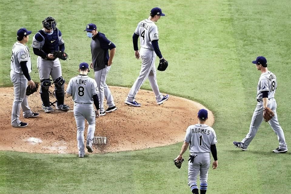 Blake Snell salió cabizabajo y algo molesto tras ser sacado del partido.