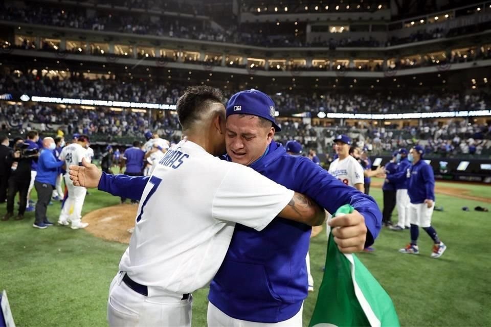 Urías y González se convirtieron en la segunda dupla de lanzadores mexicanos en ganar la Serie Mundial; los primeros fueron Jaime García y Fernando Salas con Cardenales, en 2011.