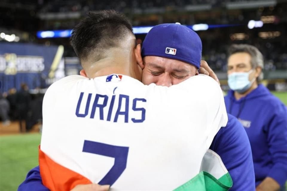 Urías y González se fundieron en un abrazo al final del sexto encuentro de la Serie Mundial.