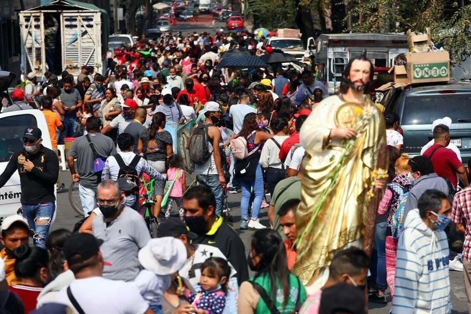 Pese a la pandemia por #Covid_19 y una espera de dos horas, adultos, algunos con niños y estatuas de San Judas, hacen fila para ingresar a San Hipólito, donde solo pueden permanecer 5 minutos.