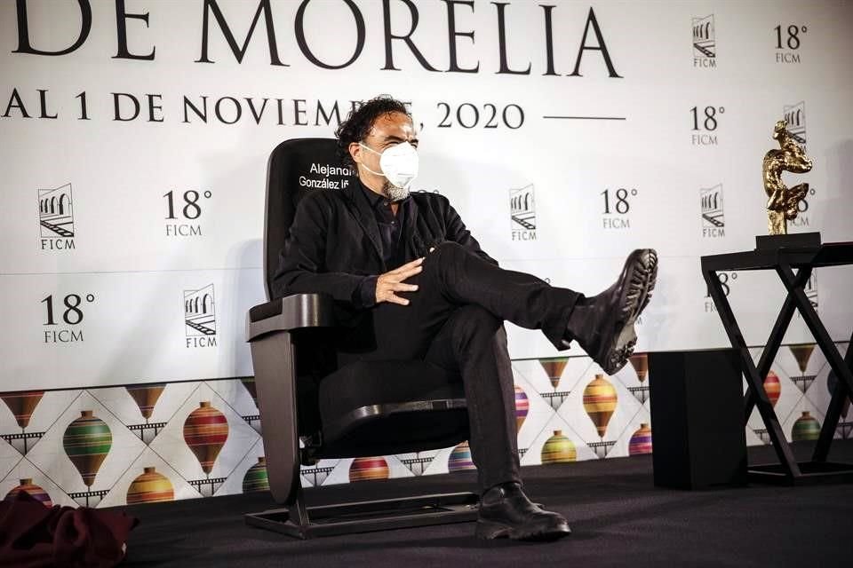 Alejandro González Iñárritu recibió el Premio a la Excelencia en la Creación Cinematográfica, representada en una escultura de Javier Marín, y develó una butaca conmemorativa con su nombre.