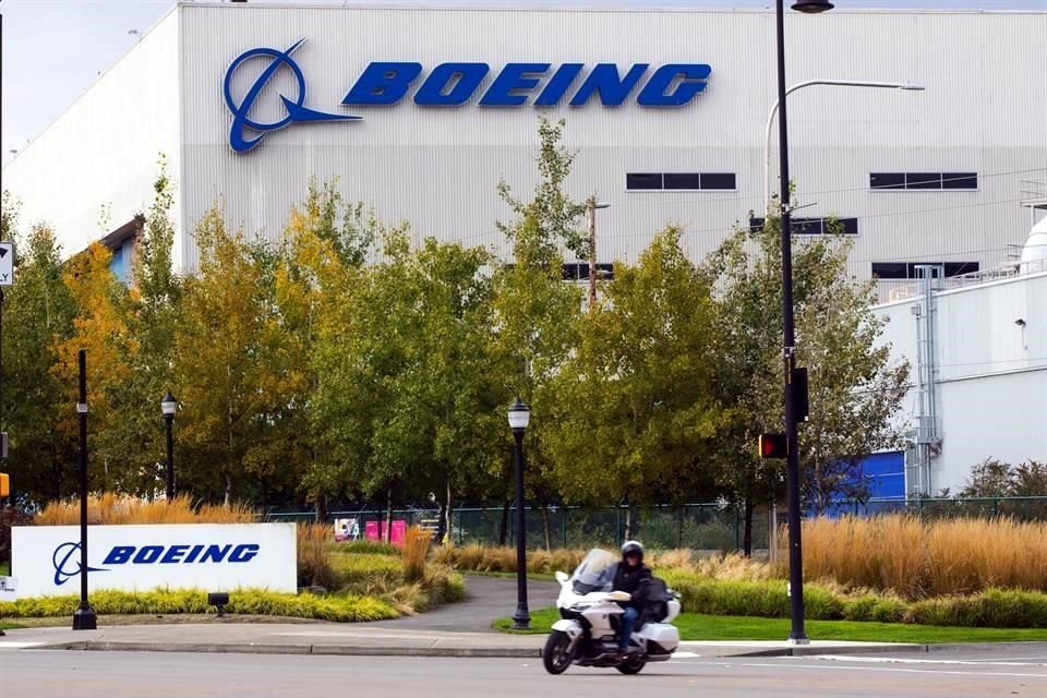 Fitch Ratings rebajó la calificación crediticia de Boeing a 'BBB-', la nota de grado de inversión más baja.