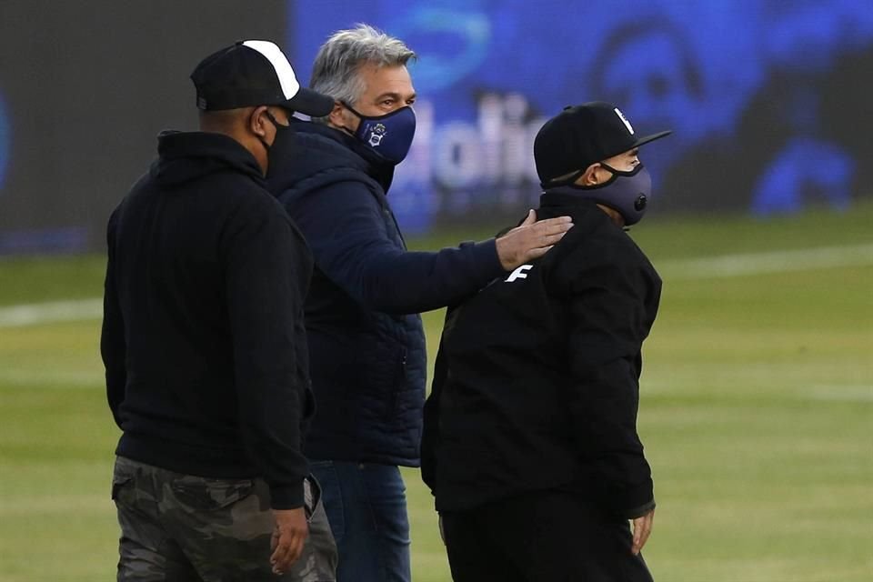 El cumpleañero dio un recorrido por la cancha antes del juego.