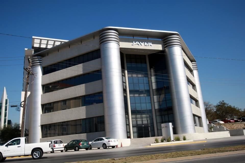 En 2014, el SAT determinó un crédito fiscal a Javer por 120.4 millones de pesos por supuestas contribuciones omitidas del Impuesto Sobre la Renta (ISR) en el ejercicio fiscal de ese año.