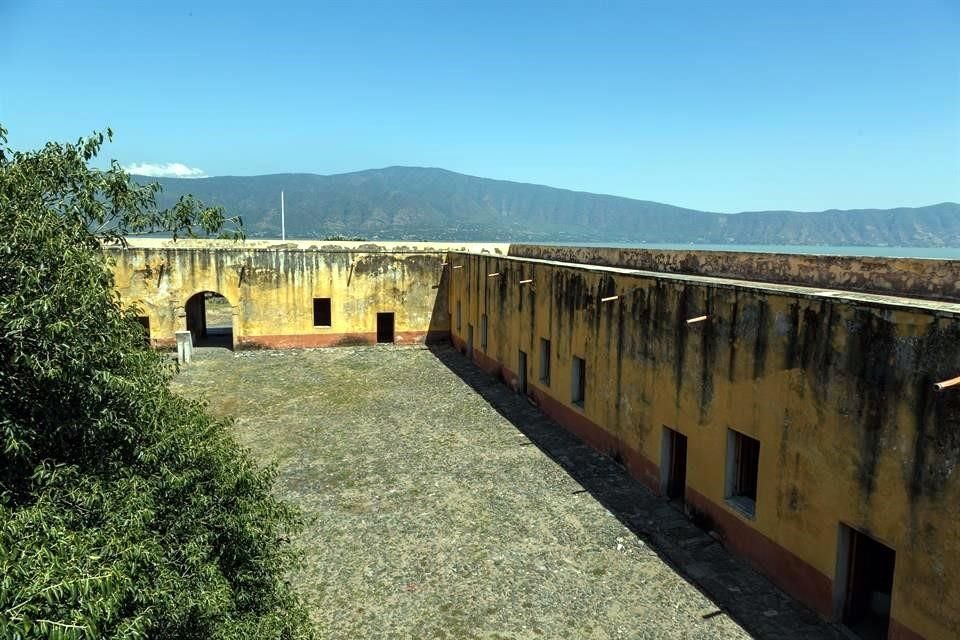 La Isla Fortificada de Mezcala o 'Isla del Presidio', es el único monumento en Jalisco que tienen antecedentes arqueológicos que se remontan al 200 d.C., así como construcciones del siglo 18.