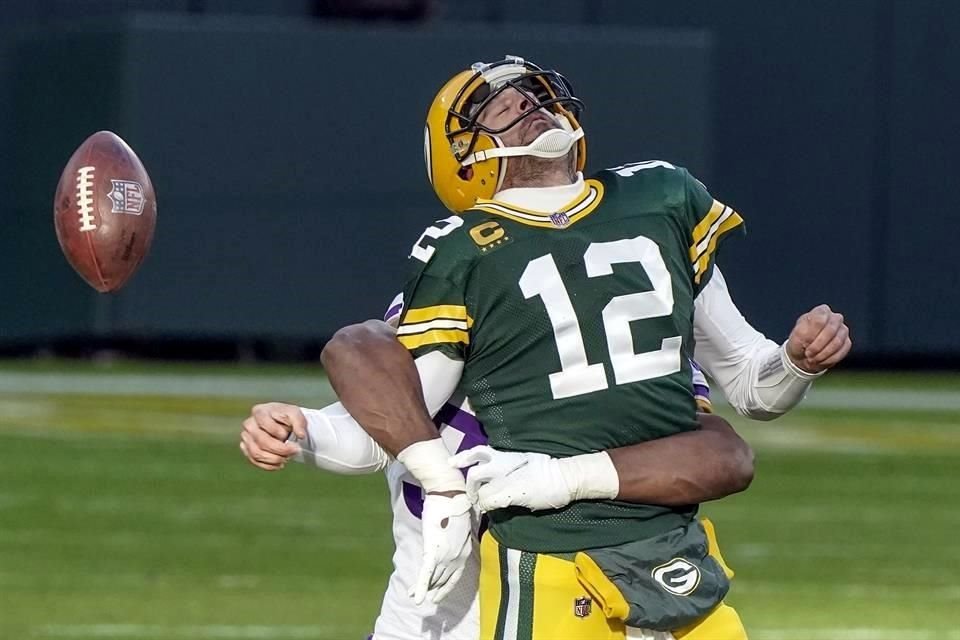 Aaron Rodgers no la pasó bien frente a la defensiva de Minnesota.