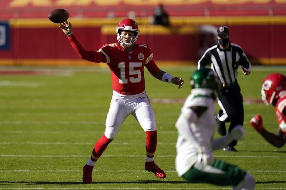 Patrick Mahomes aprovechó las condiciones del partido y lució a la ofensiva.