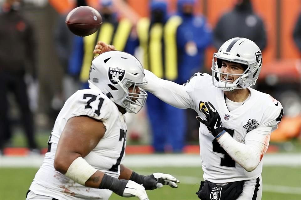 Derek Carr lanzó el único pase de anotación en el partido.