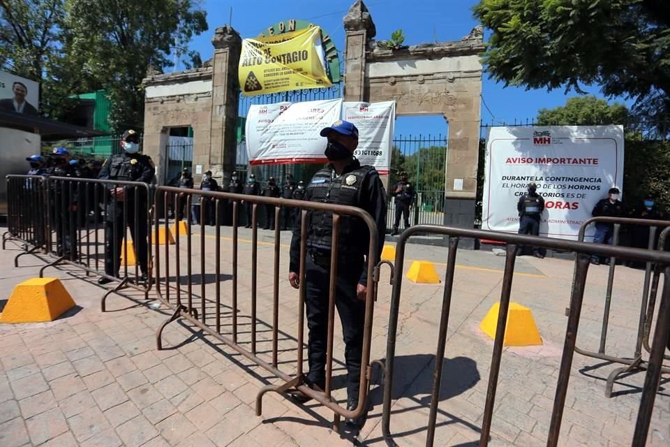 Además de colocar vallas, accesos al Panteón Civil Dolores, en Miguel Hidalgo, son vigilados por policías ante el cierre por #Covid_19.