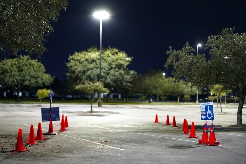 Las locaciones permiten a los automovilistas votar desde sus autos. Los republicanos alegan que se colocaron para favorecer zonas demócratas.