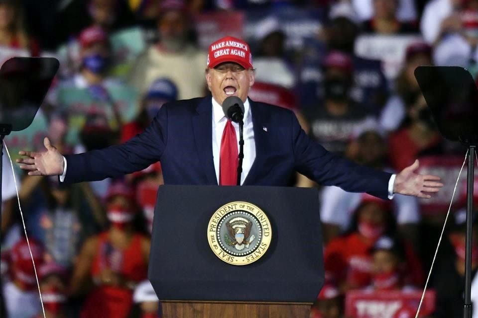 El Presidente Donald Trump realizó su último mitin del domingo en el aeropuerto de Opa-Locka, Florida.