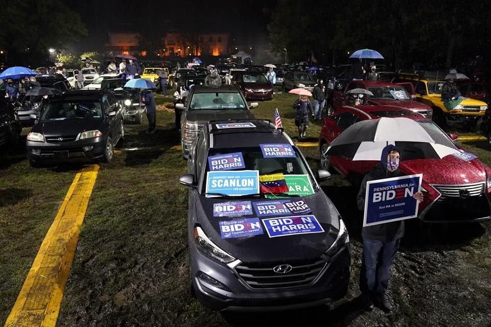 Simpatizantes acuden a un mitin en carros, por la pandemia, a favor de Joe Biden.