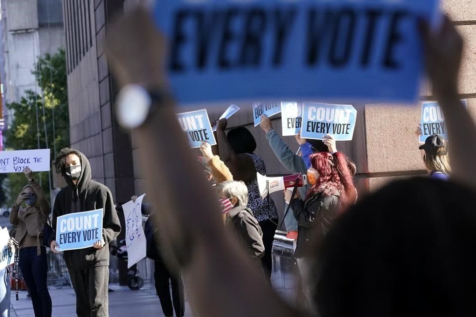 Una manifestación se formó afuera de la corte para pedir que se validaran los votos.