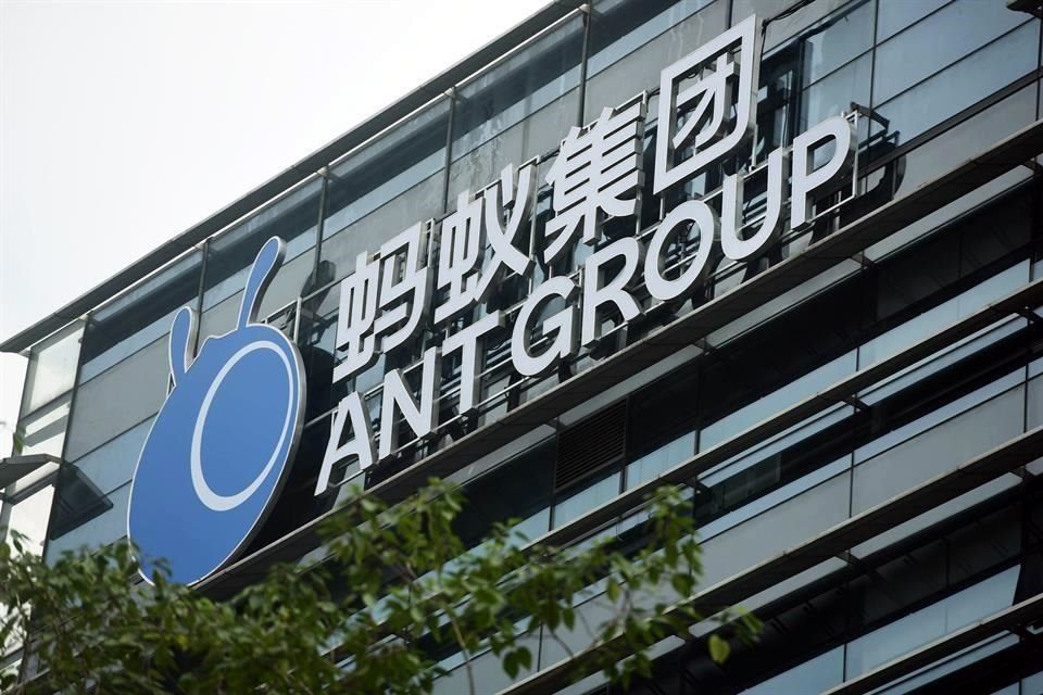 La OPI de Ant Group había provocado un frenesí entre los inversionistas individuales, con suscripciones por valor de 2.8 billones de dólares solo para el tramo de Shanghai.