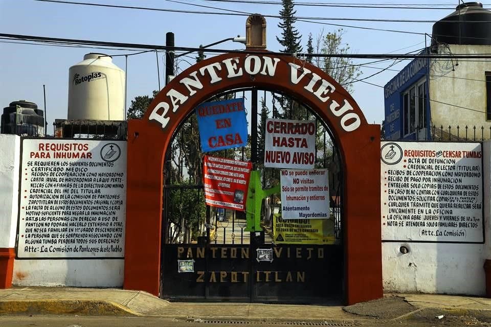 Panteón Viejo Zapotitlán cerrado para evitar la propagación de Covid-19 durante la celebración del Día de Muertos.