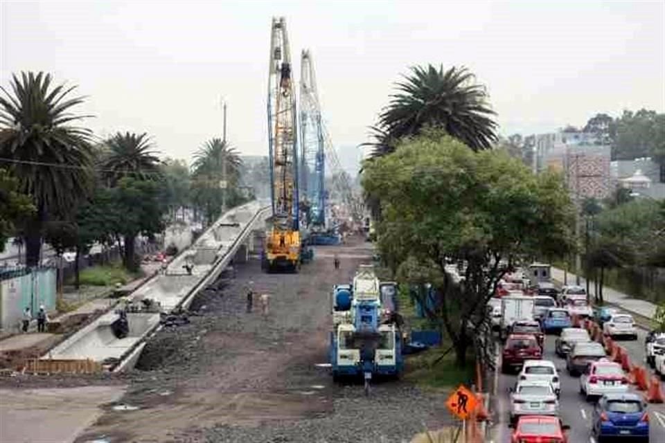 La construcción del puente vehicular en Periférico fragmenta el humedal de Xochimilco, amenaza a la Hyla plicata -rana en peligro- y limitará parvadas, alertaron investigadores de la UNAM.