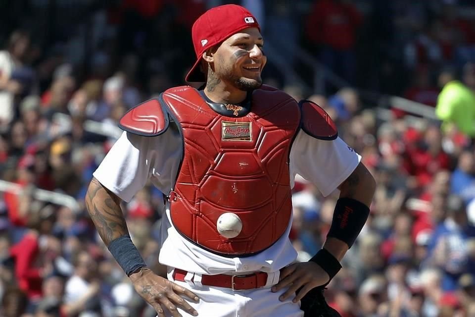 El catcher Yadier Molina, quien ahora es agente libre, tiene algunos equipos interesados en sus servicios.