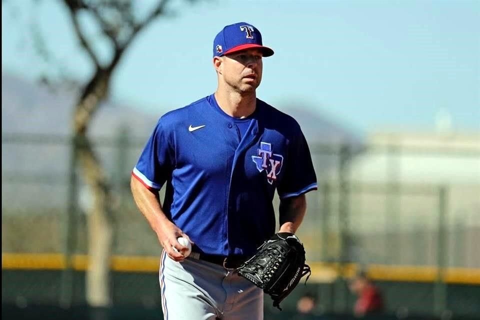 El pitcher Corey Kluber recibió luz verde de los Rangers de Texas para iniciar un programa de lanzamientos.