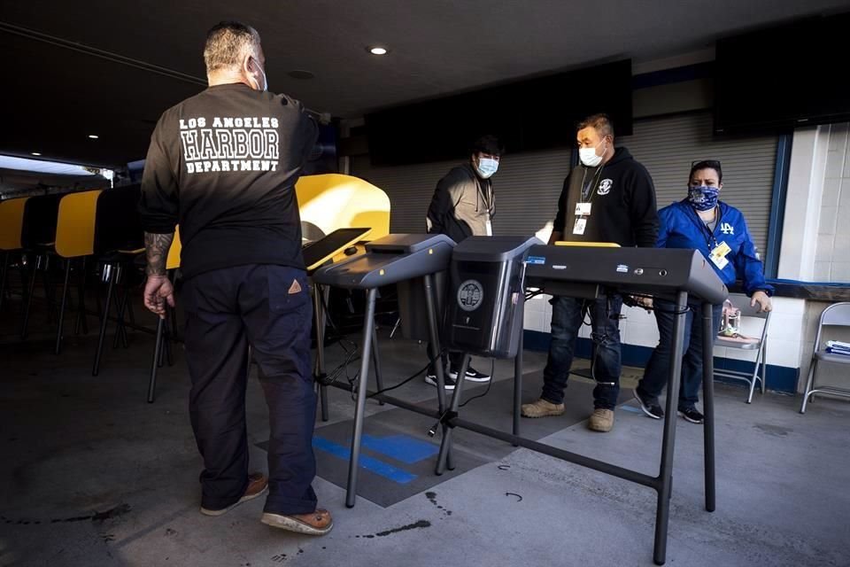 Trabajadores electorales en Los Ángeles arreglan una máquina este 3 de noviembre, durante la jornada de los comicios presidenciales.