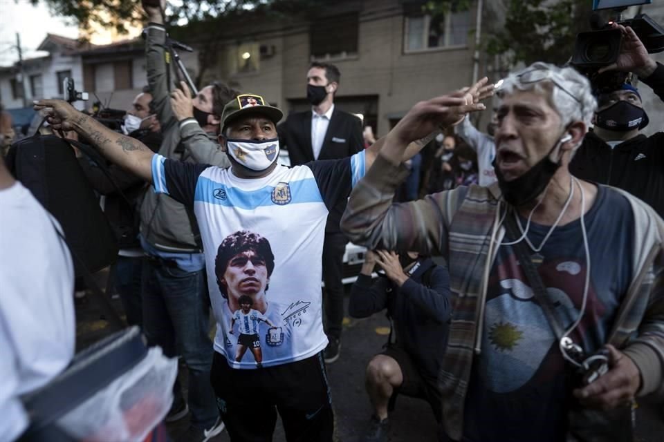 Aficionados se dieron cita en la clínica donde Diego Maradona fue operado, con la intención de manifestarle su apoyo.