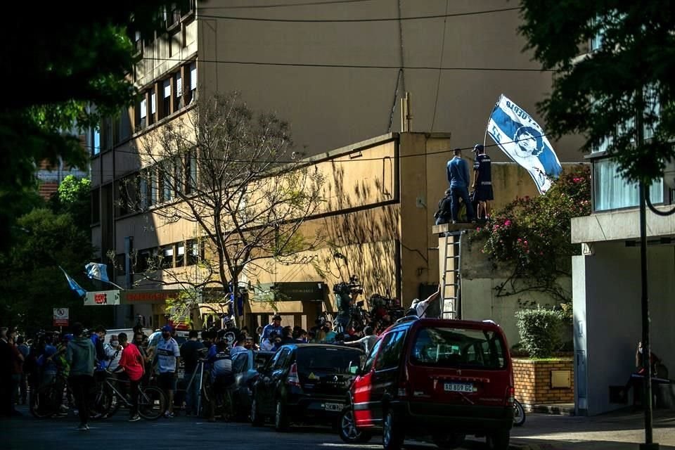 Decenas de aficionados y la prensa continúan en la periferia de la clínica donde fue operado el ex astro argentino.