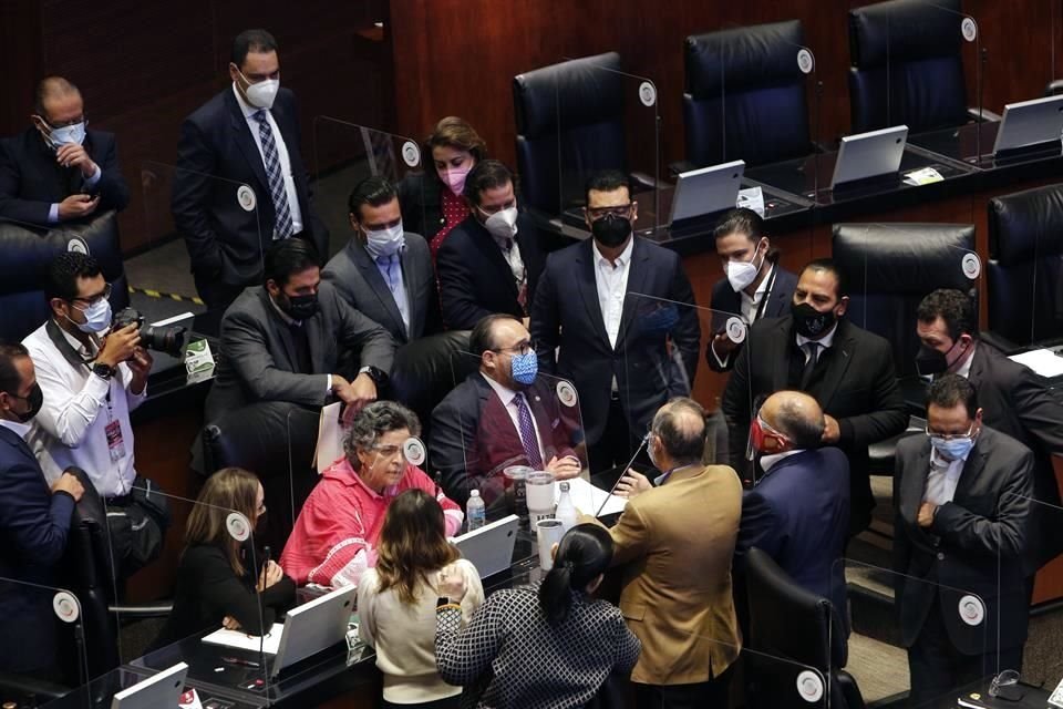 Aspectos de la sesión de este miércoles en el Senado.