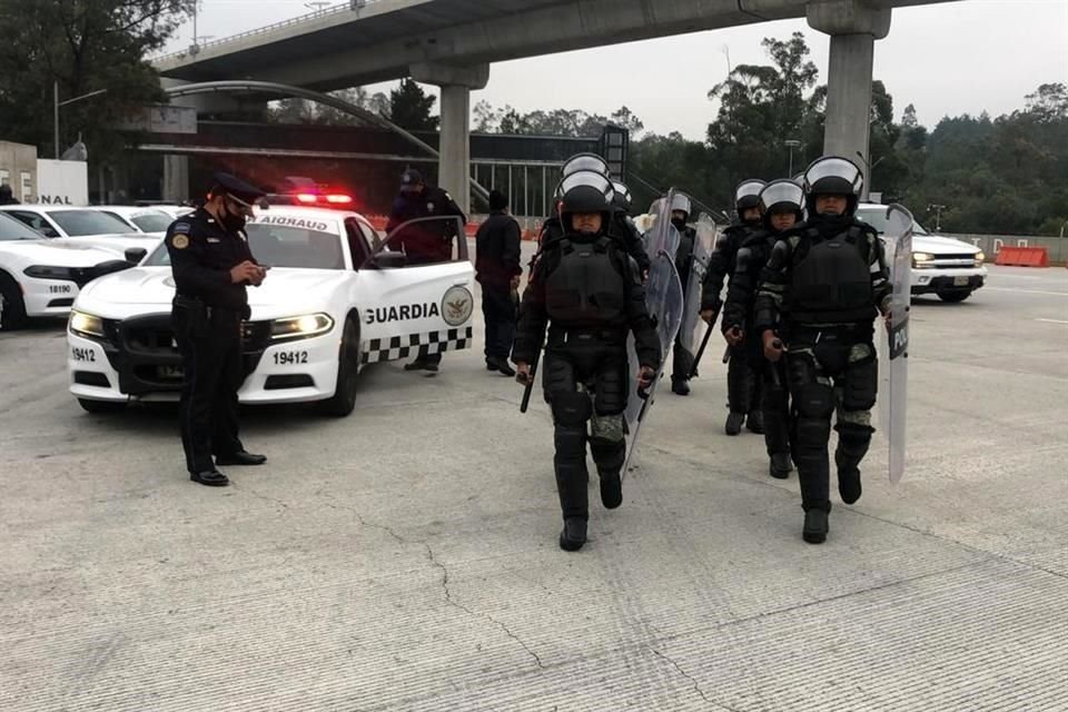 Elementos de la GN a su llegada a la caseta de Tlalpan.
