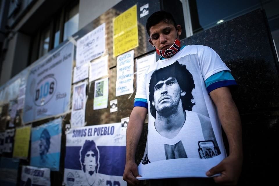 Los aficionados argentinos le mostraron su apoyo a Maradona.