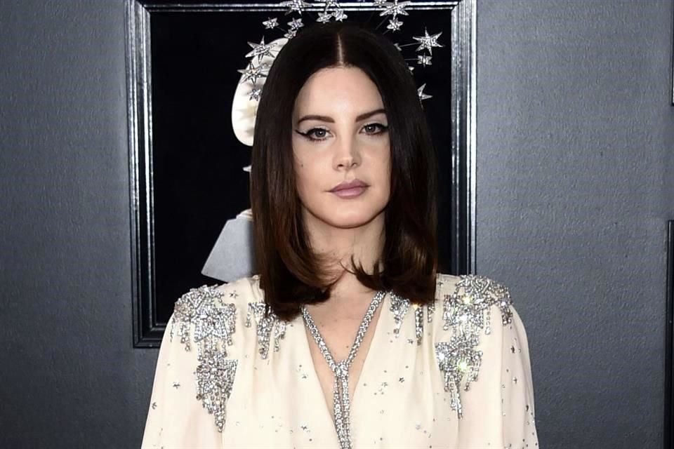 La cantante Lana del Rey tendrá disco navideño, pero aplazó su séptimo álbum de estudio a consecuencia de la pandemia.