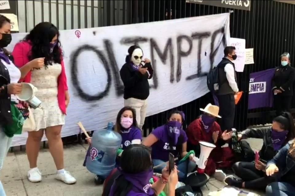 Feministas celebraron el aval afuera del Senado.