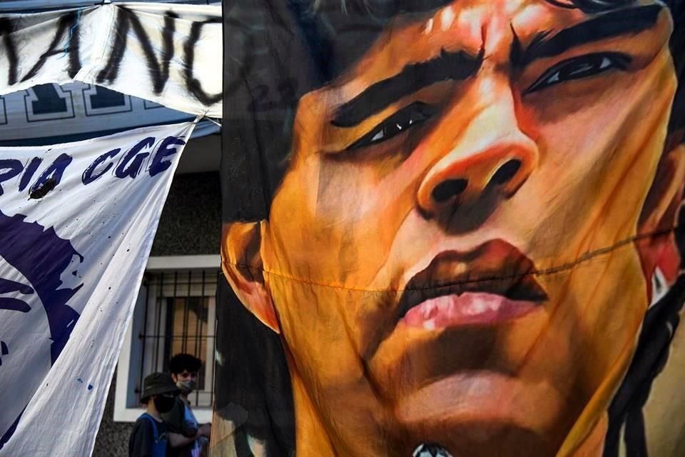 Diego Maradona permanecerá hospitalizado.