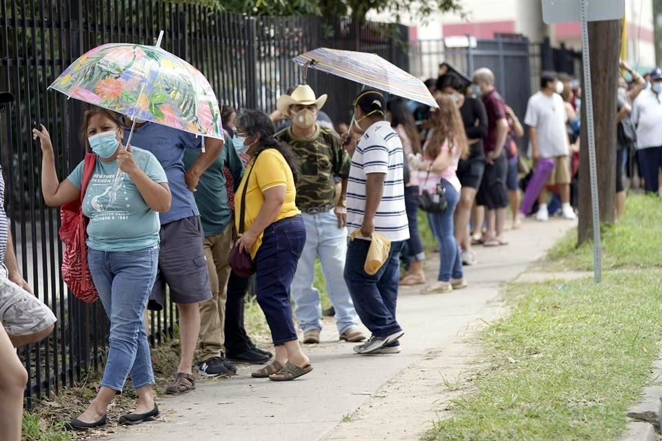 Personas esperan en línea afuera del consulado mexicano en Houston para hacerse una prueba de coronavirus.