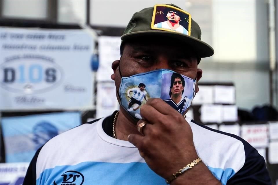 La afición al pendiente de Maradona.