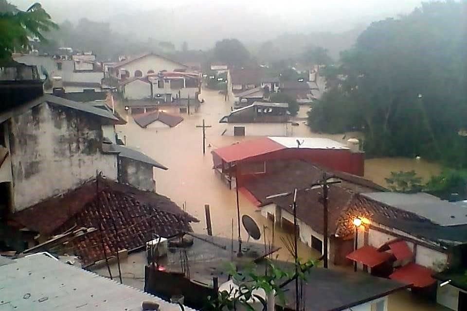 Una usuaria de redes sociales comparti una imagen en la cual se aprecia cmo el nivel del agua ha alcanzado hasta el techo de las casas.