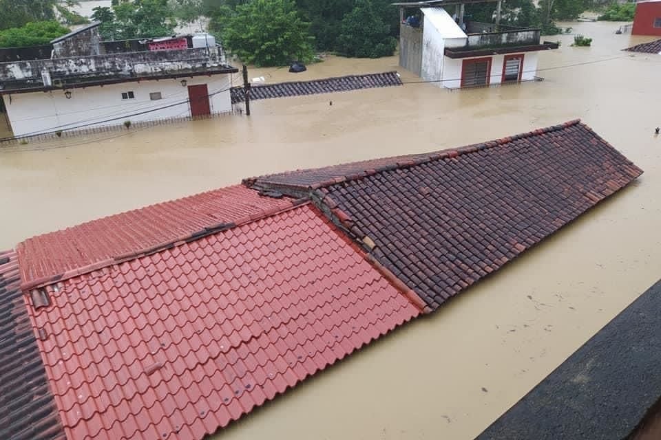 El agua alcanzó hasta el techo de las casas.