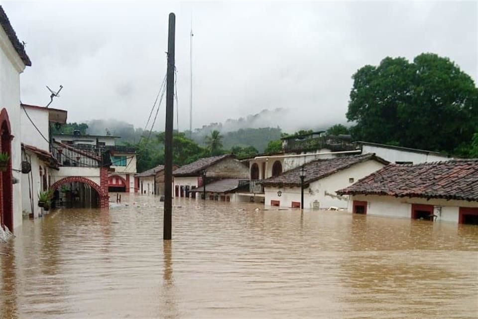El desborde del ro Oxolotn caus la inundacin en el pueblo mgico.