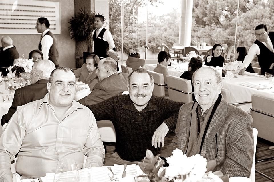 José Carlos con Gerardo Sosa y Óscar Eduardo Alanís, en el cumpleaños de su papá José C. González en el 2018