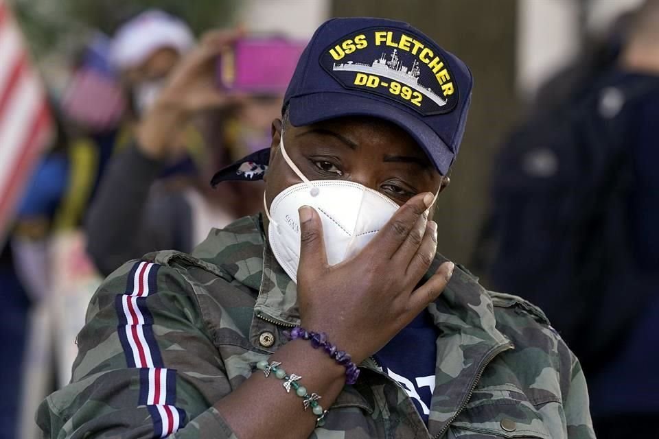 Una mujer lloró al escuchar que Joe Biden triunfó en la elección, durante una concentración cercana a la Casa Blanca.