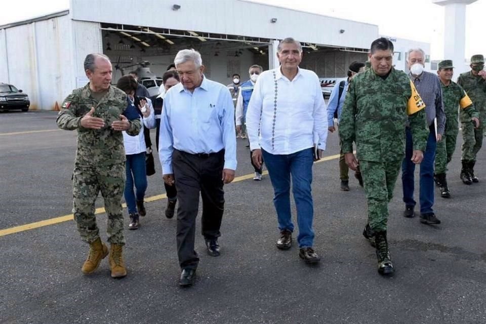 El Mandatario federal se encuentra acompañado por los Secretarios de la Defensa y Marina.