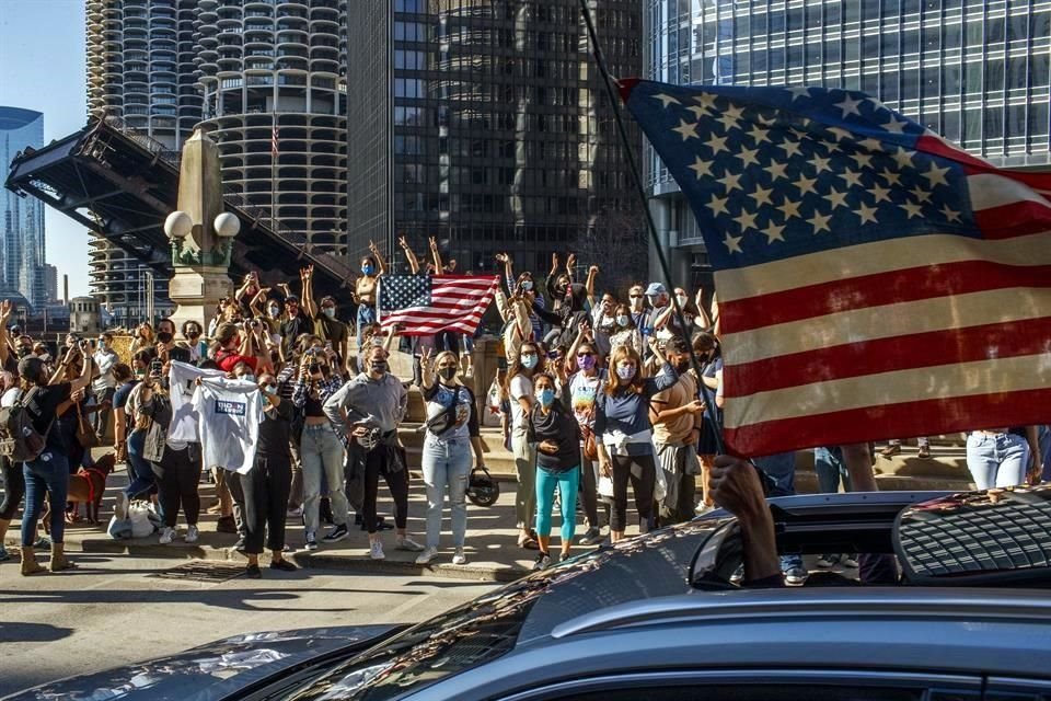 En Chicago, partidarios de Biden celebran cerca de la Torre Trump.