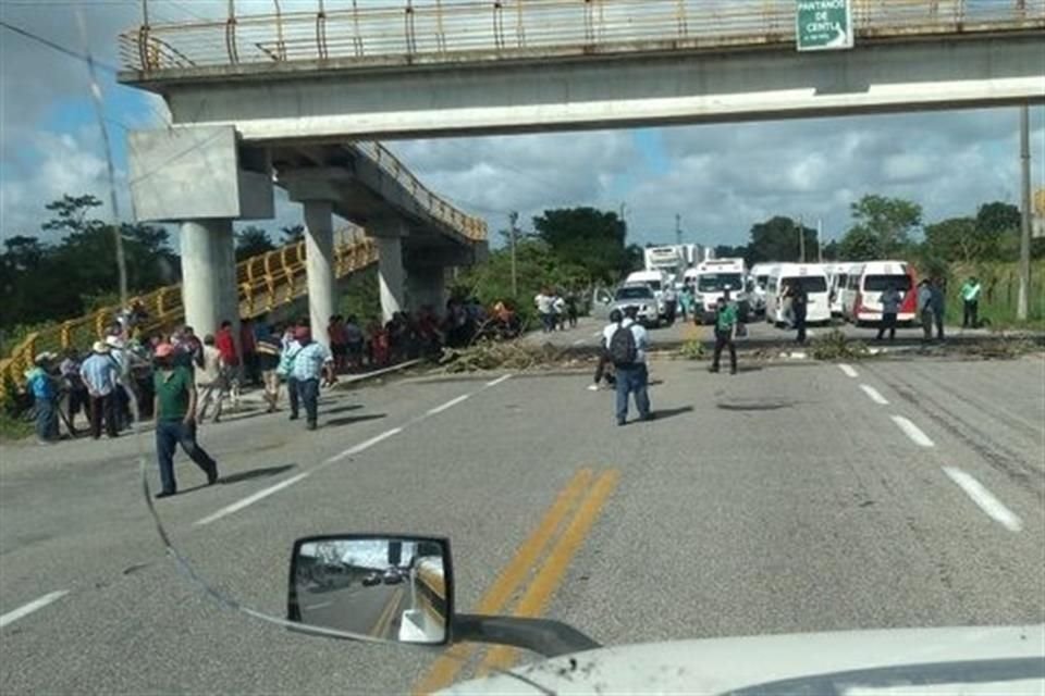 Afectados bloquearon una vía ante la visita del Presidente AMLO.