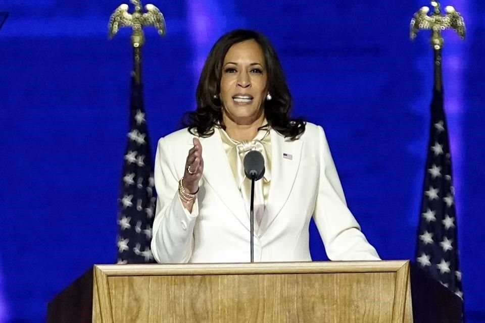 Harris recordó los 100 años del voto femenino en EU y aseguró que ella no será la última mujer en ocupar la vicepresidencia del país norteamericano.