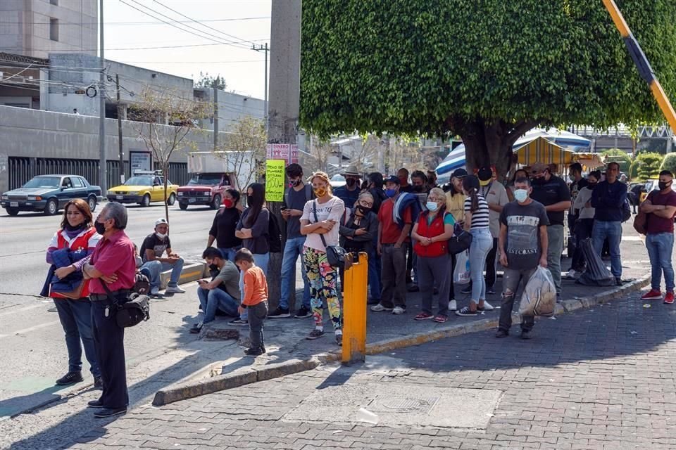 Usuarios de transporte público esperaban el camión en Avenida 8 de julio a un costado de Plaza Las Torres.