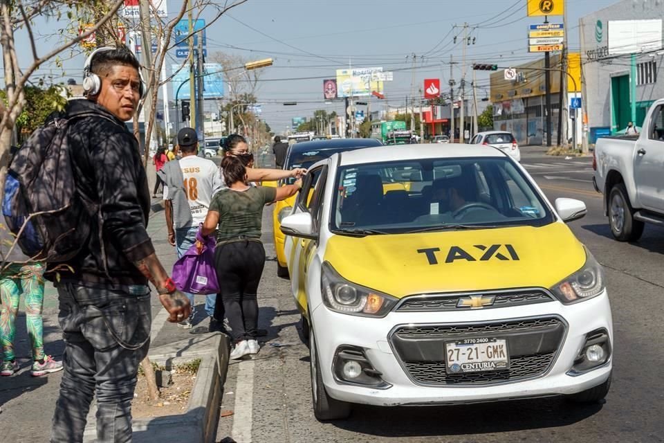 Algunos usuarios se vieron obligados a tomar taxi, debido a que los camiones iban llenos.