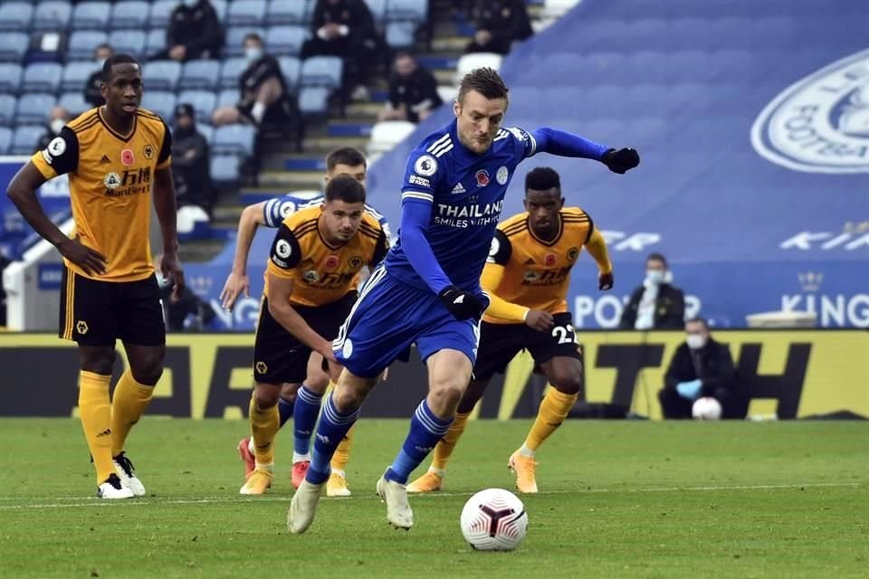 Jamie Vardy acertó el primer penal y puso el 1-0 al 15'.